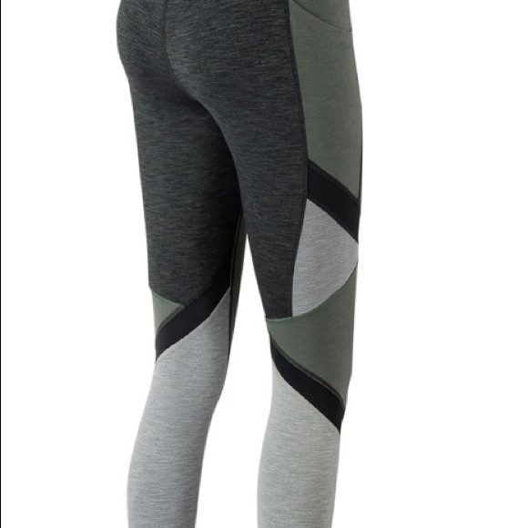 New Balance Title Nine Just Right Running Tight - Picture 7 of 10